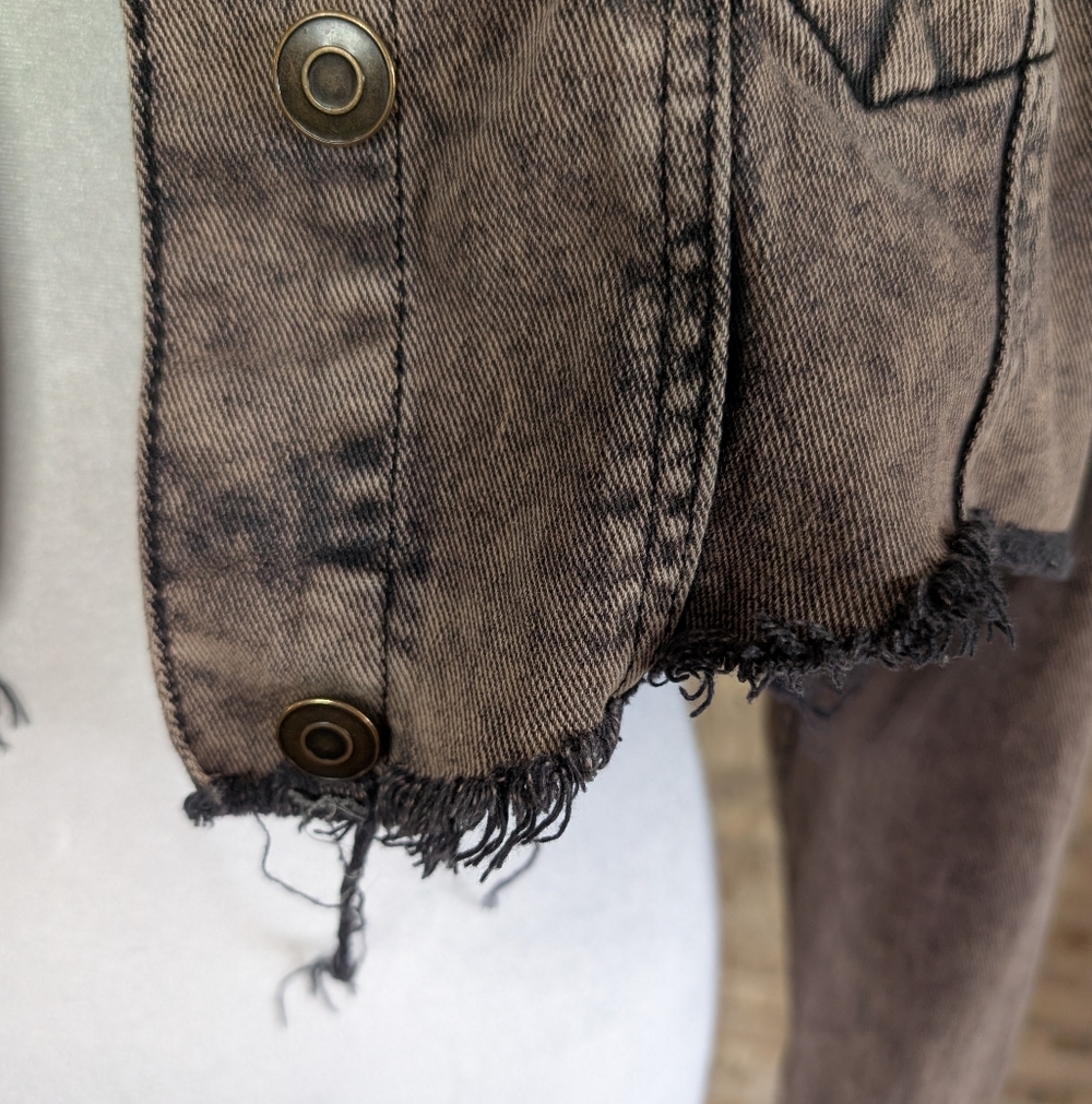 Distressed Brown Cropped Denim Jacket Raw Hem Grunge Indie Street Sz L Acid Wash - Picture 4 of 11